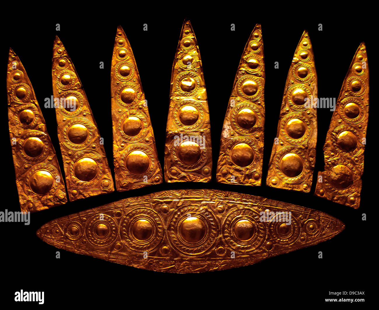 Oro funerale ellittica diadema, dall'albero Grave III, "Tomba di donne", grave un cerchio, Micene. 1600-1500 A.C. Museo Archeologico Nazionale di Atene. Una volta che parte di un grande cimitero al di fuori delle pareti dell'acropoli, grave un cerchio è stato scoperto all'interno della cittadella micenea da Heinrich Schliemann nel 1876. Le tombe in grave cerchio A conteneva un totale di diciannove sepolture: 9 maschi e 8 femmine e due neonati. Foto Stock