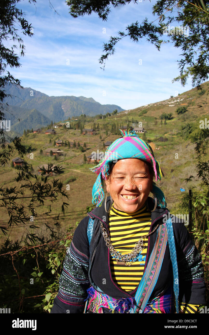 SaPa, Vietnam circa Dec.2012, una donna undentified dalla tribù Hmong vestito in abiti tradizionali di SaPa Valley, Vietnam Foto Stock