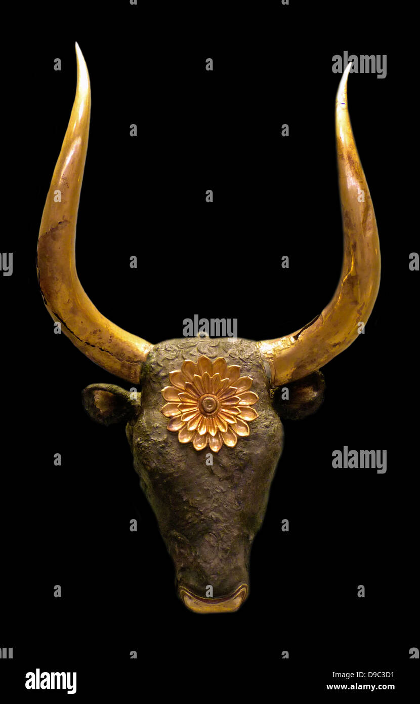 Silver rhyton a forma di testa di bovini con corna di oro e rosetta sulla fronte. La museruola, che ha un foro di versamento, è placcato in oro come inizialmente erano gli occhi e l'interno delle orecchie. Foto Stock