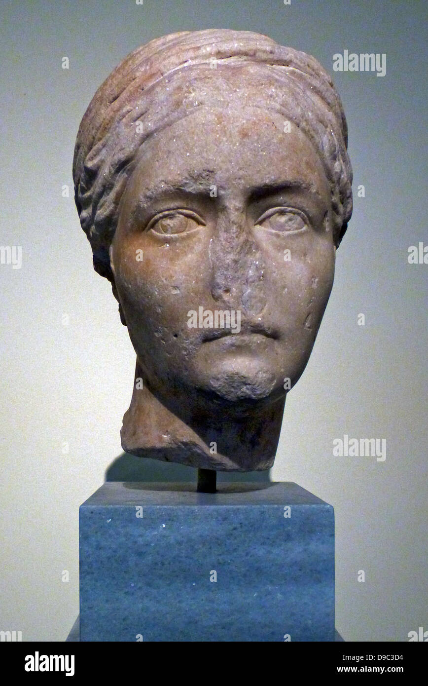Ritratto femminile di testa. Thasian marmo. Trovato in Atene. È stato suggerito che questo è un ritratto di Sabrina, moglie dell'imperatore Adriano, id ma probabilmente un ritratto privato ANNUNCIO 125-130 Foto Stock