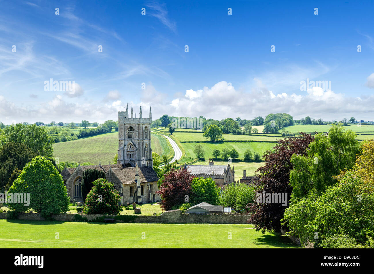 Tipico vecchio paese di lingua inglese la chiesa e la campagna inglese a Norton San Filippo, Somerset, Inghilterra, Regno Unito Foto Stock