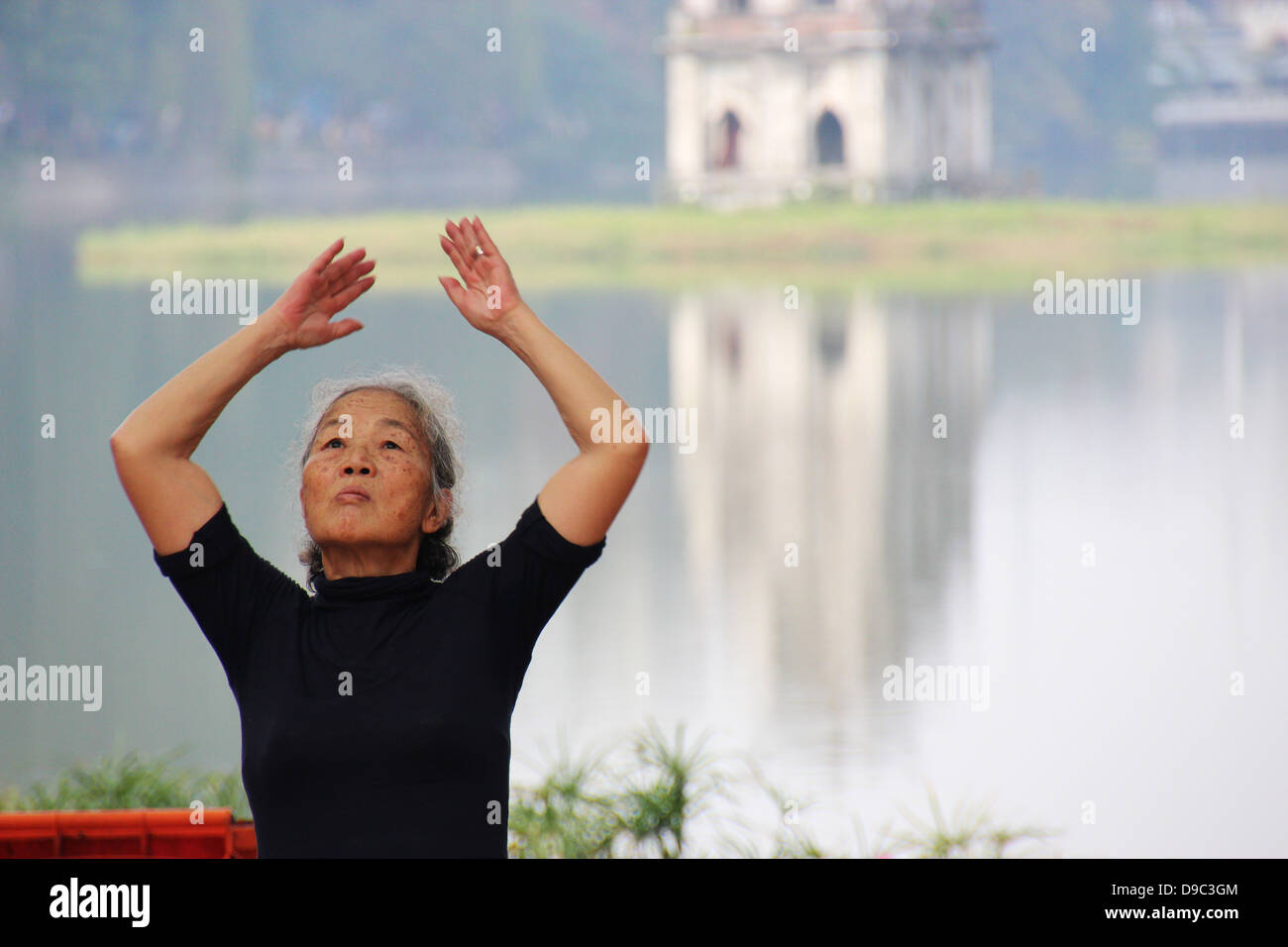Hanoi, Vietnam, circa dic. 2012 donna anziana excersies Tai Chi ad Hanoi, in Vietnam durante la festosa nuovo Yera della stagione Foto Stock