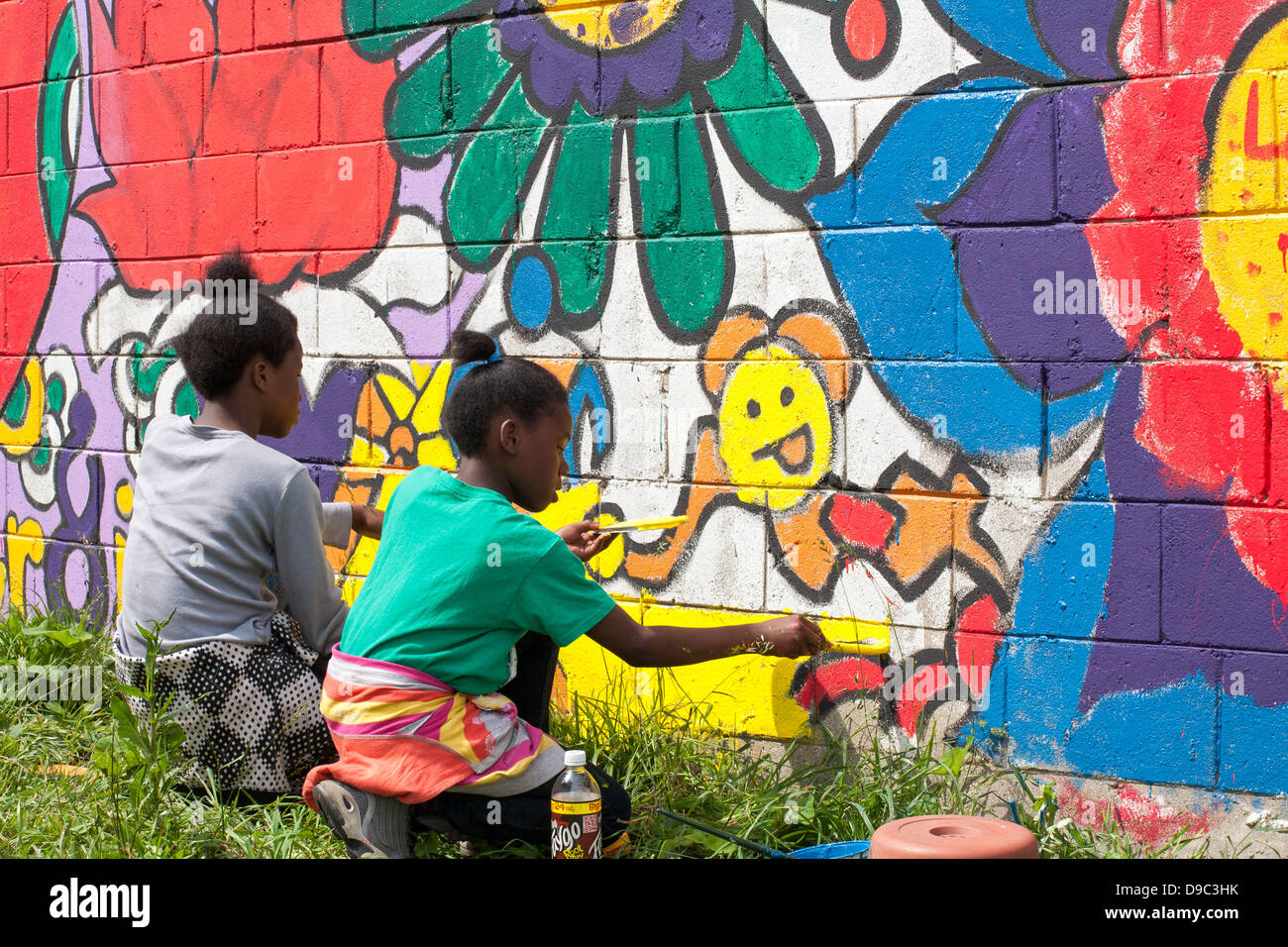 Detroit, Michigan - Volontari dipingere una parete di un negozio di alimentari. Foto Stock