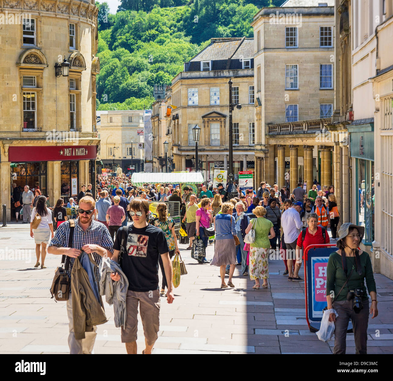 High Street, Regno Unito - trafficata via dello shopping a Bath, Somerset, Inghilterra Foto Stock