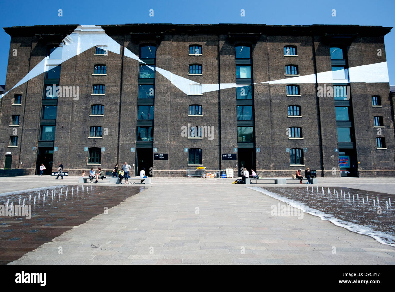 Central St Martins School of Art di Kings Cross, London con opere d'arte attraverso gli edifici da artista svizzero Felice Varini Foto Stock