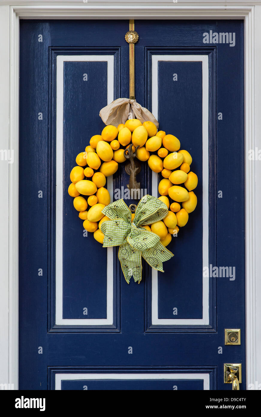 Limone decorativa corona su una casa di città porta, Alexandia, Virginia, Stati Uniti d'America Foto Stock