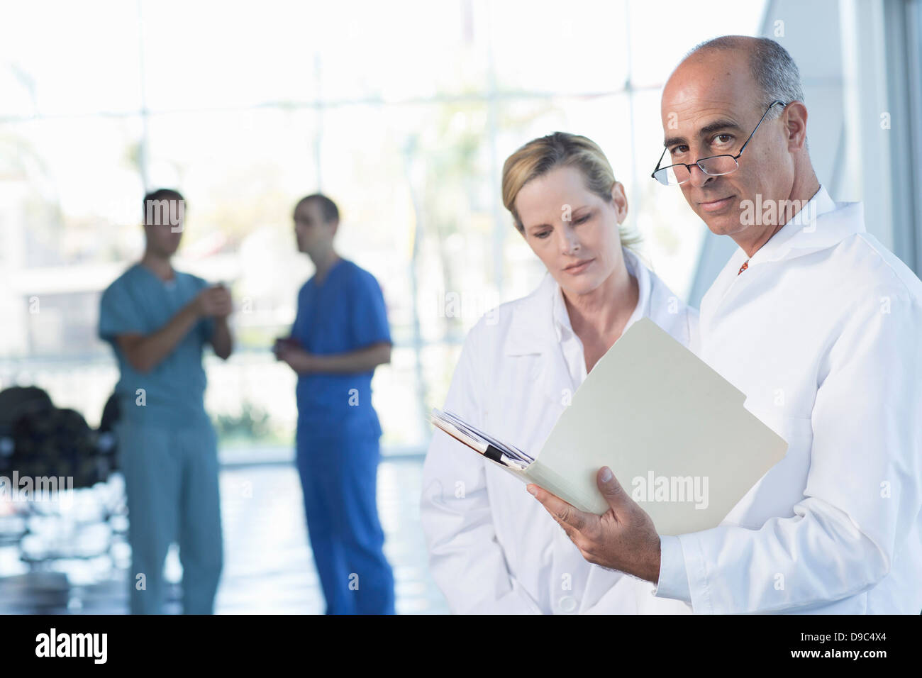 Due medici a discutere i record medici Foto Stock