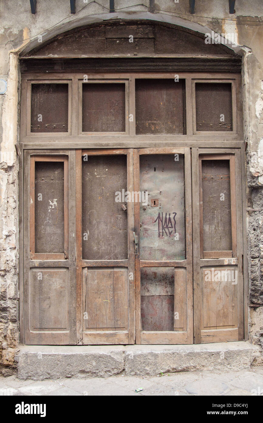 Porta di legno in una strada di Palermo Foto Stock