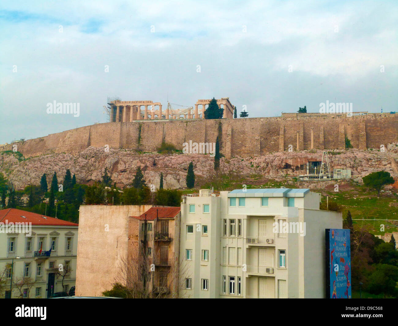 Vista dell'Acropoli, l'antica cittadella situata su un alto sperone roccioso sopra la città di Atene, visto dal museo del Partenone Foto Stock