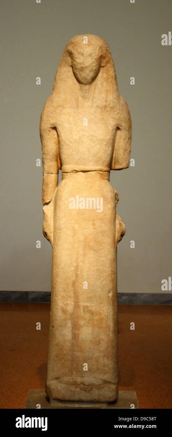 Statua femminile, Isola di marmo, trovati in Delos, nel santuario di Artemis. Una delle prime statue monumentali in pietra che probabilmente rappresenta la dea Artemide. Il lavoro tipico dell'Daedalic stile. Circa 650 BC. Foto Stock