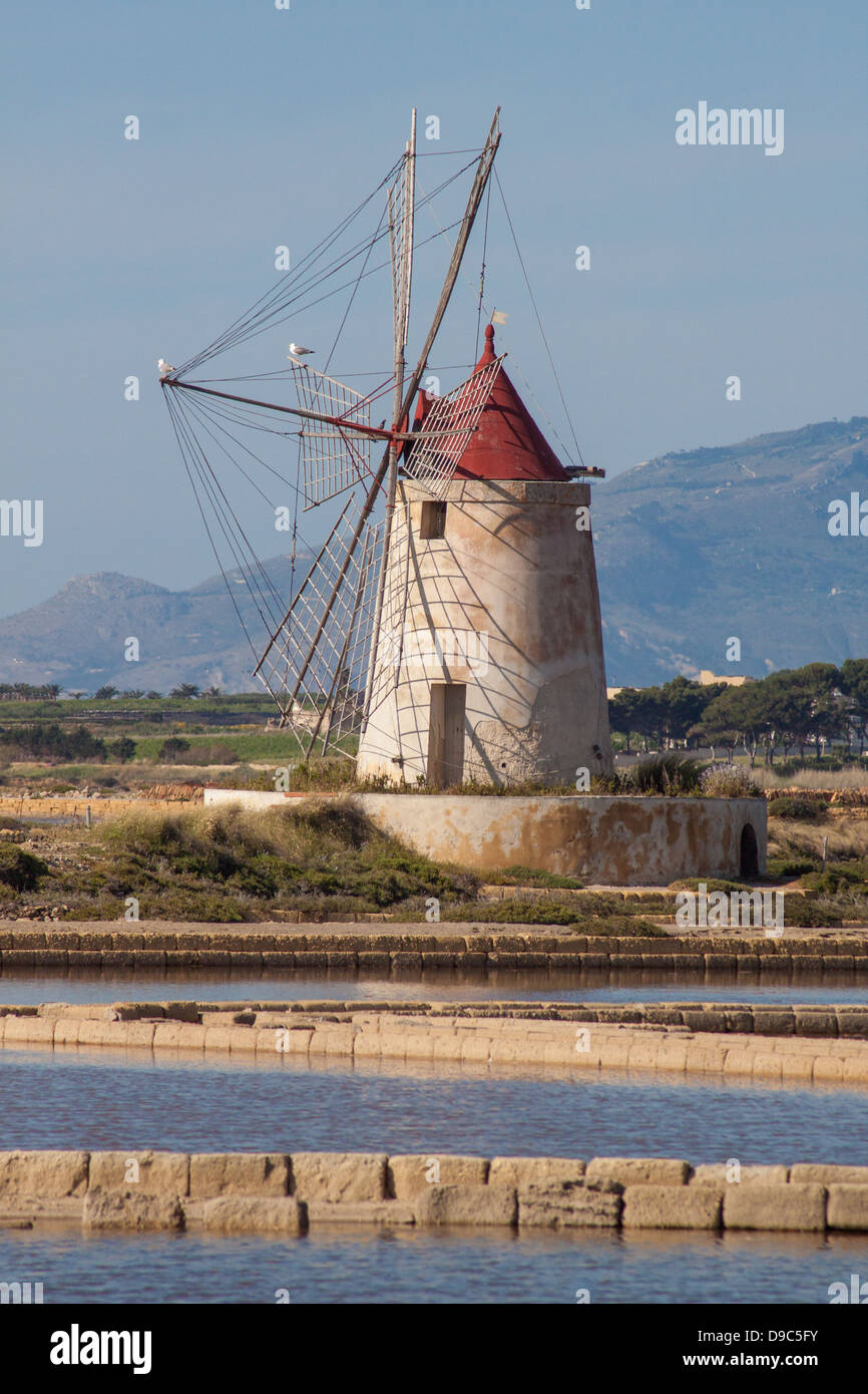 Mulino a vento tradizionale vicino a Trapani, Sicilia Foto Stock