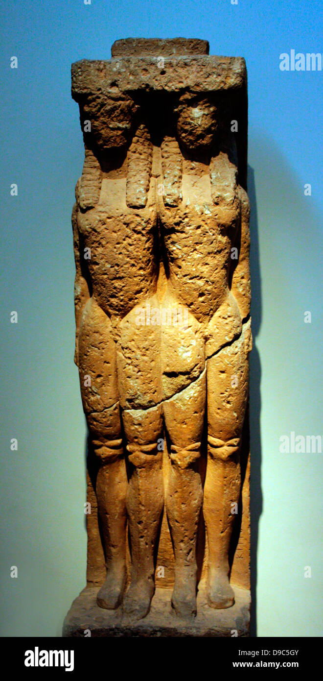 Stele di grave. Boeotian poros. Trovato a Tanagra in Beozia. Questo insolito stele, uno dei primi noti monumenti funerari è stata eretta da Amphalkes sulla tomba di Dermys e Kitylos, come registrato nell'iscrizione. I due giovani morti, eventualmente fratelli, sono mostrati abbracciano l un l altro. Dermys sorge sulla sinistra, Kitylos sulla destra. In alto, la stele sarebbe stato incoronato originariamente da seduto Sfinge. Primo quarto del VI secolo A.C. Foto Stock