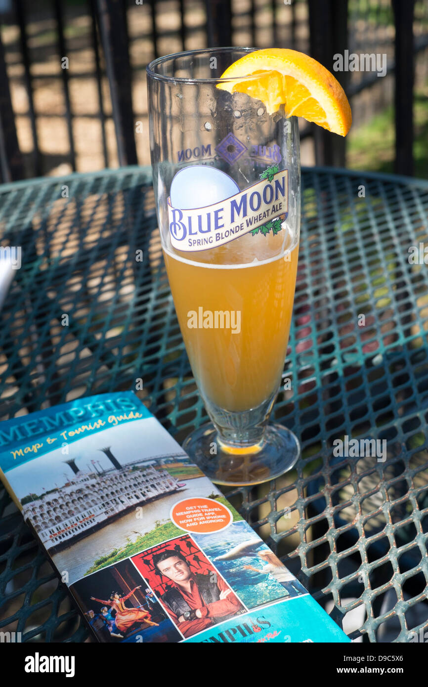 Blue Moon birra. in un bar di Memphis, Tennessee, Stati Uniti d'America Foto Stock