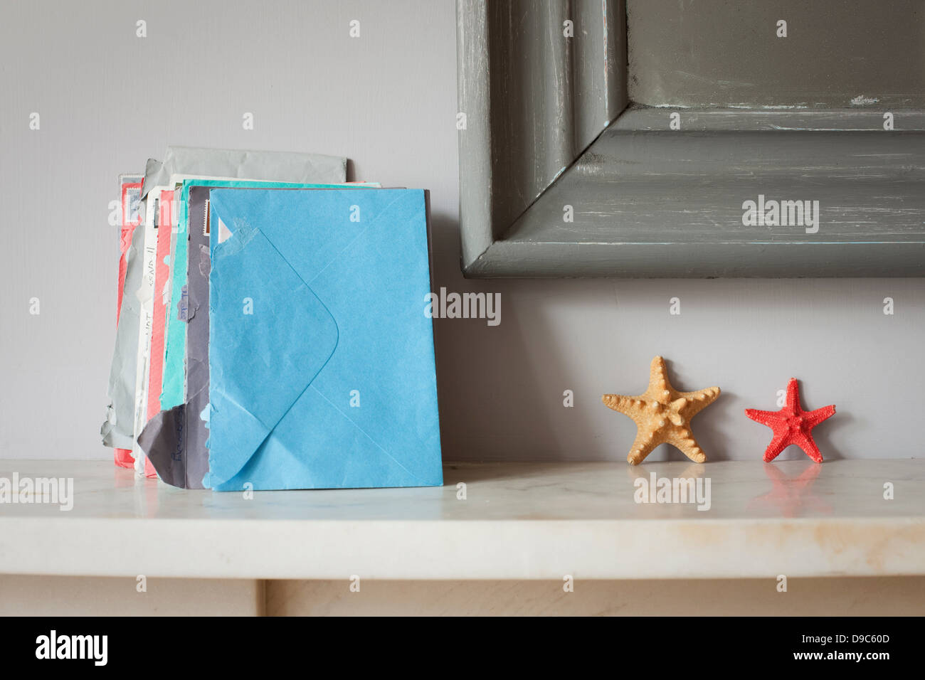Buste e starfish su mantelpiece Foto Stock