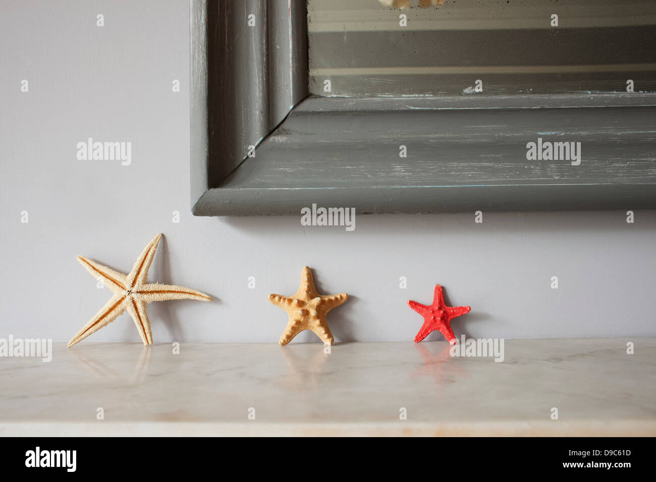 Tre stelle marine su mantelpiece Foto Stock