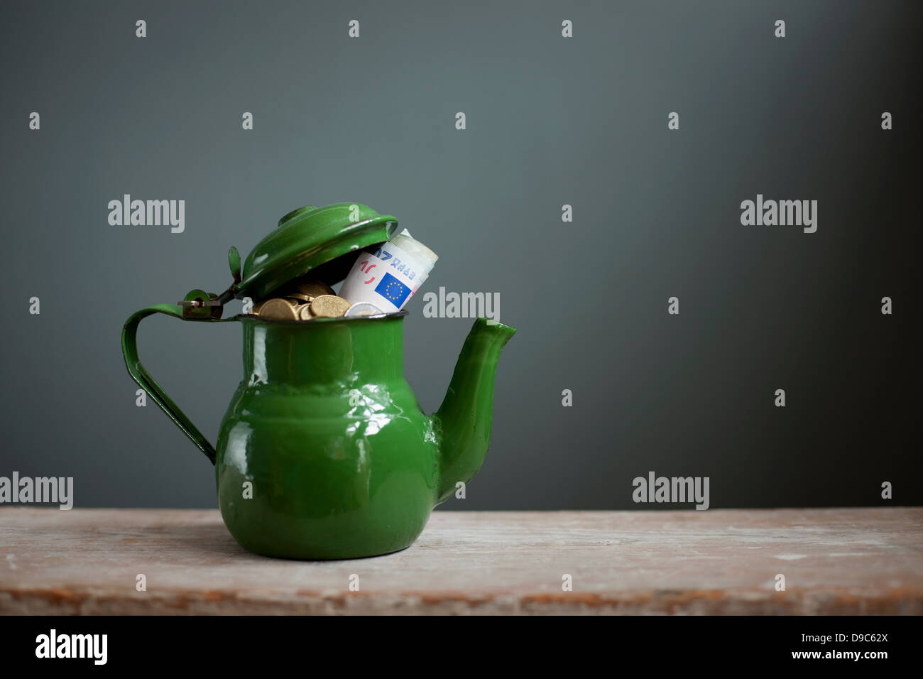 Teiera con euro all'interno Foto Stock
