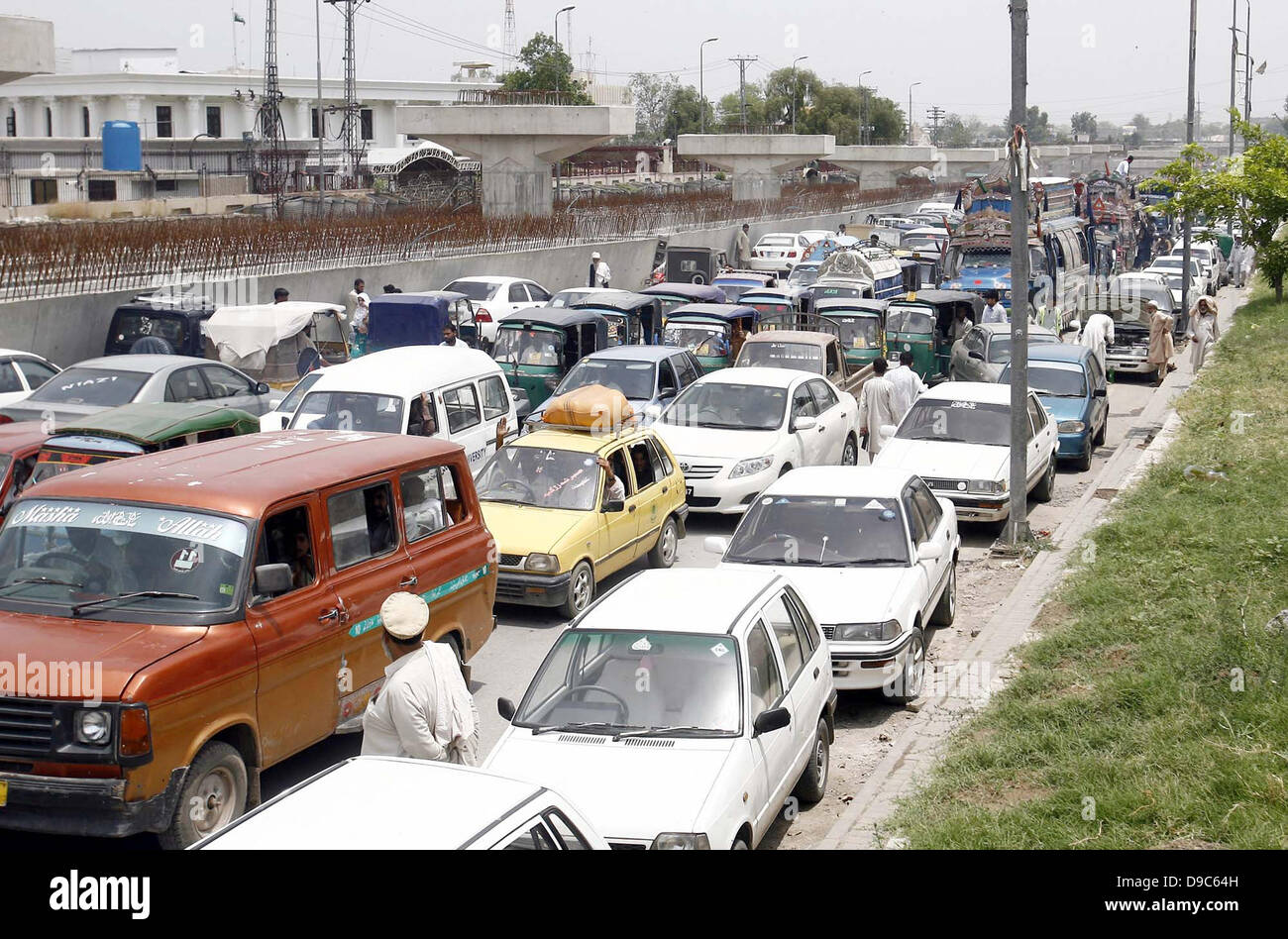 Un gran numero di veicoli bloccati nel traffico in corrispondenza del gruppo road a causa di Khyber Pakhtunkhwa sessione di gruppo, nella città di Peshawar, Lunedì 17 Giugno, 2013. Foto Stock