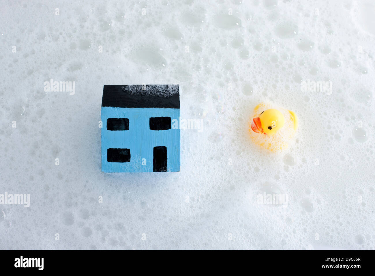 Modello di casa e anatra di gomma nella vasca da bagno Foto Stock