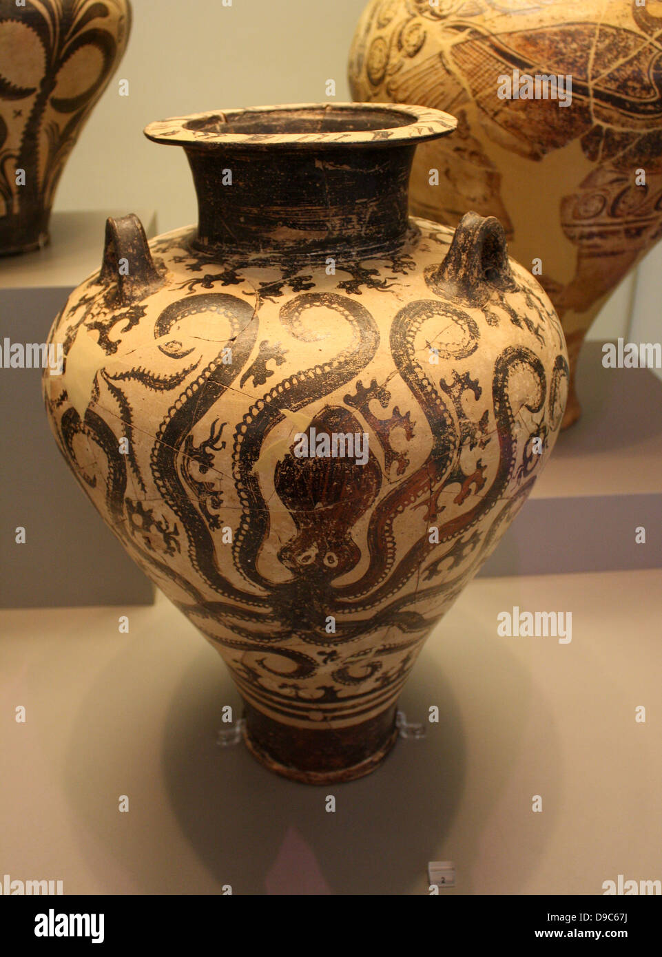 Tre-gestite palazzo in stile anfora con tre grandi polipi con un marines cape di rocce e di alghe. Una imitazione micenea della Minoan stile marino. Dal cimitero micenea a Argivo Prosymna, xv secolo A.C. Foto Stock