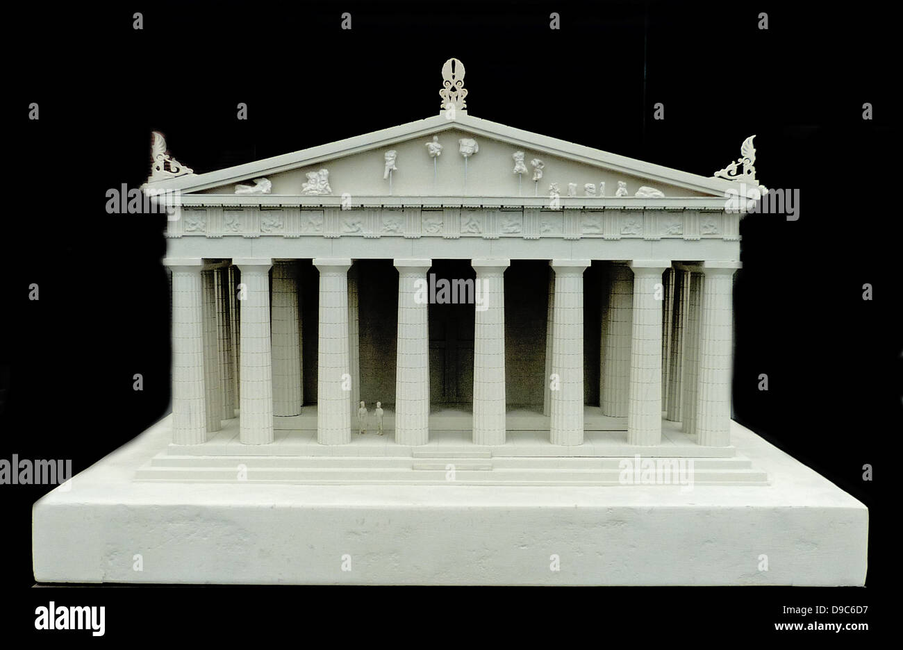 La ricostruzione del frontone ovest del Partenone secondo un disegno da K. Schwerzek (1896), museo dell'Acropoli di Atene Foto Stock