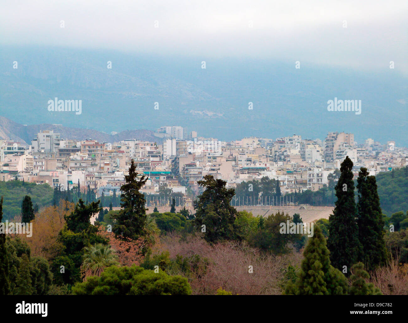 Vista verso lo stadio olimpico su un nuvoloso giorno tempestoso, Atene, Grecia Foto Stock