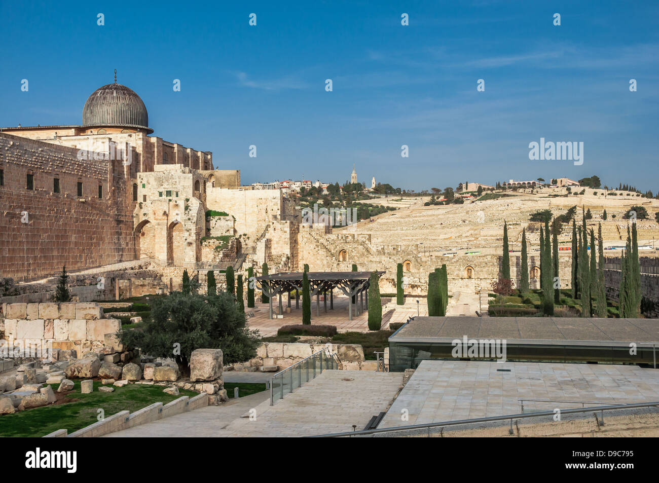 Parco archeologico vicino alle mura di Gerusalemme, Israele con la moschea Al Aqsa e il cimitero jeus nel backfround Foto Stock