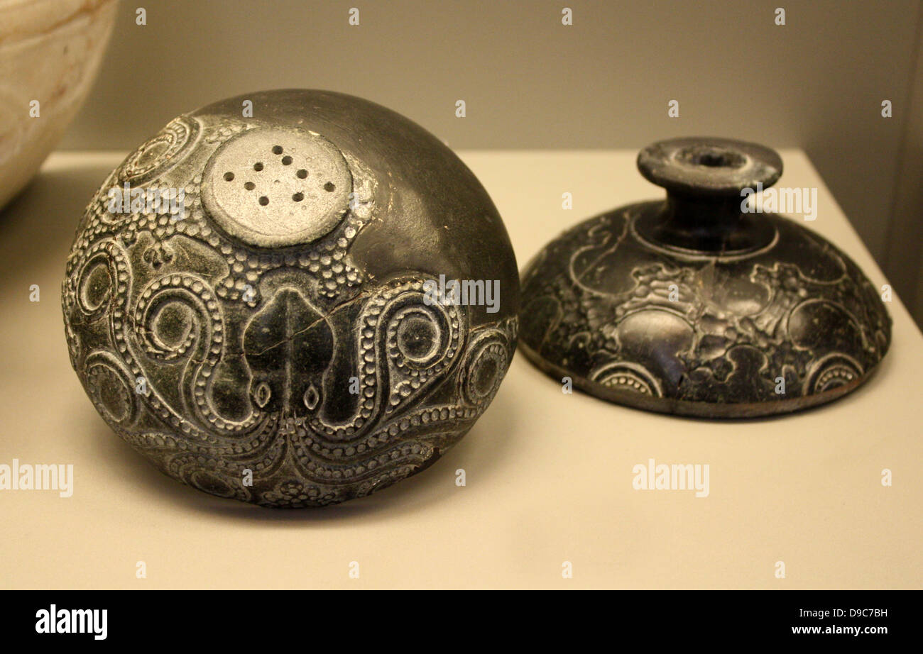 In steatite e serpentino a due pezzi di vaso con fondo forato e sollievo octopus rappresentanza all'interno di un marines cape. Le differenze nelle tecniche di fabbricazione di attestare le mani di due artigiani di Grecia micenea o Creta Minoica. Foto Stock