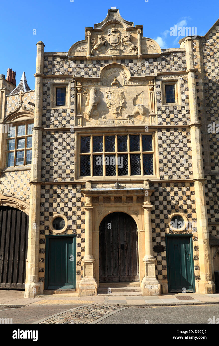 Kings Lynn, il medievale Tudor Guildhall, ingresso, Norfolk, Inghilterra UK, cittadina inglese Guild Hall sale Foto Stock