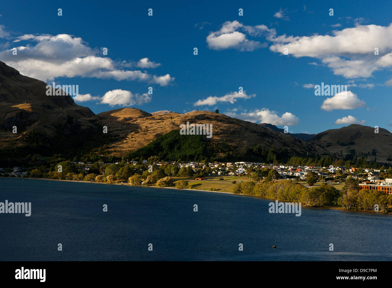 Vista delle colline che circondano il lago di Wakatipu, vicino a Queenstown, Distretto di Otago, Isola del Sud, Nuova Zelanda Foto Stock