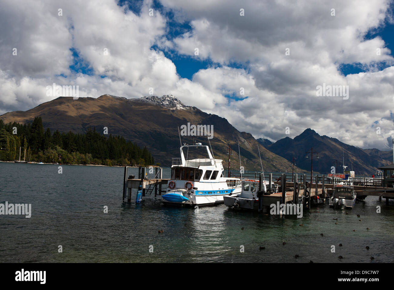 Una barca è ormeggiata lungo le sponde del lago Wakatipu, Queenstown, Distretto di Otago, Isola del Sud, Nuova Zelanda Foto Stock