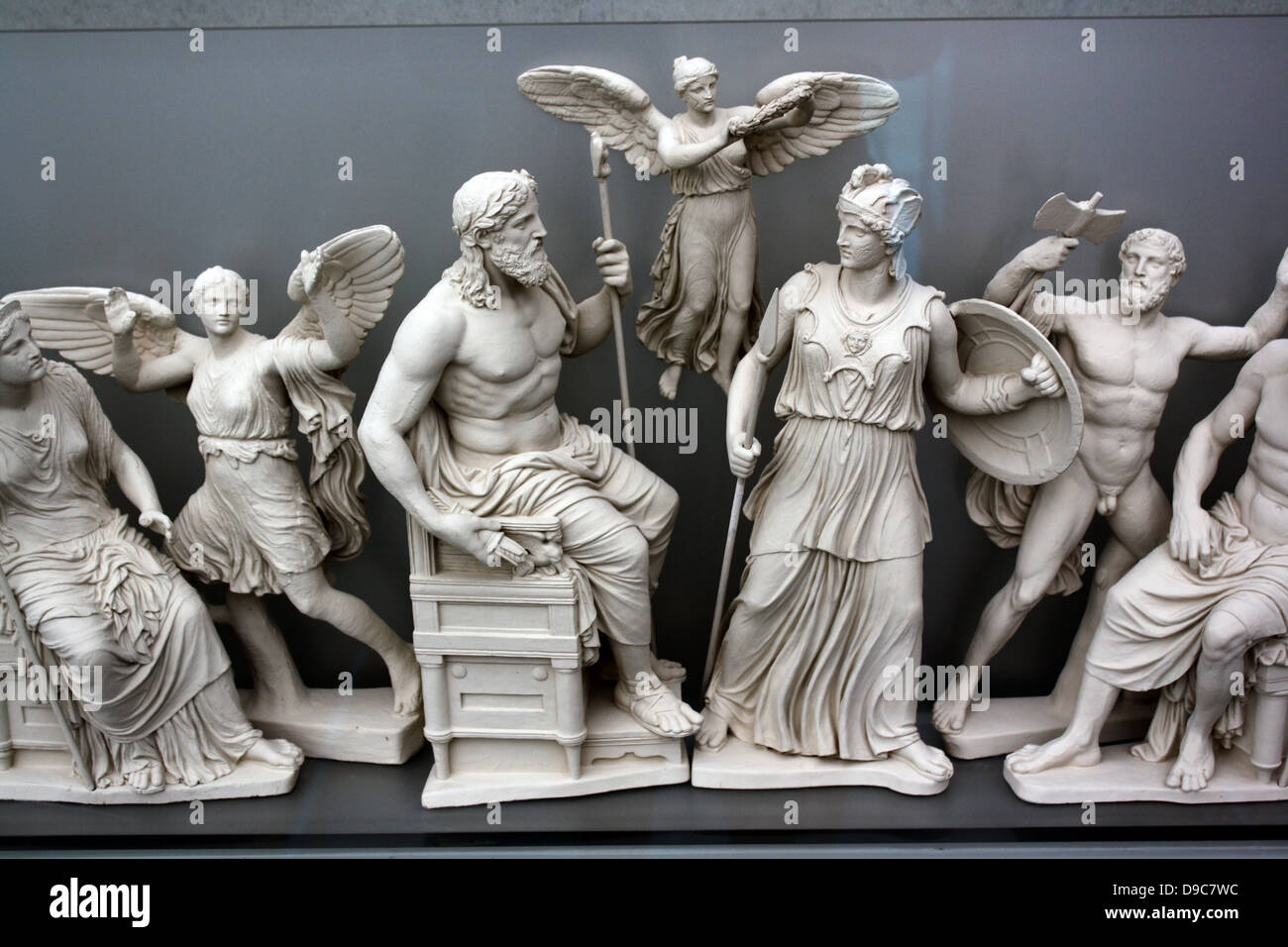 La ricostruzione del frontone orientale del Partenone secondo un disegno da K. Schwerzek. Il frontone orientale narra la nascita di Atena dalla testa di suo padre Zeus. Foto Stock