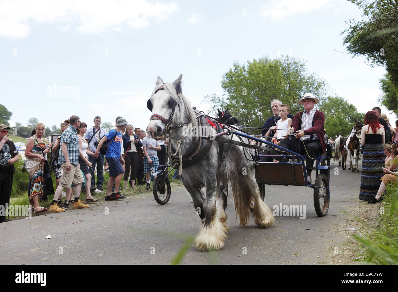 Gli zingari che guidano i loro cavalli sul 'lampeggiare lane' o 'mannuncio mile' per mostrare agli acquirenti in Appleby Horse Fair in Cumbria, Inghilterra Foto Stock