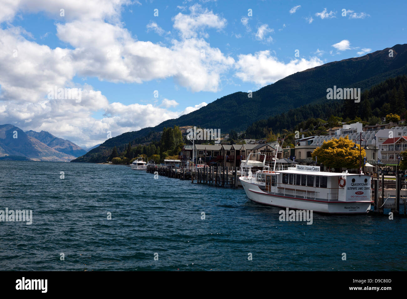 Una barca è ormeggiata lungo le sponde del lago Wakatipu, Queenstown, Distretto di Otago, Isola del Sud, Nuova Zelanda Foto Stock