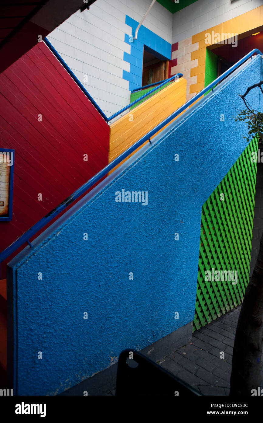 Colorata scale che portano all'entrata di Sombreros ristorante messicano, Queenstown, Distretto di Otago, Isola del Sud, Nuova Zelanda Foto Stock