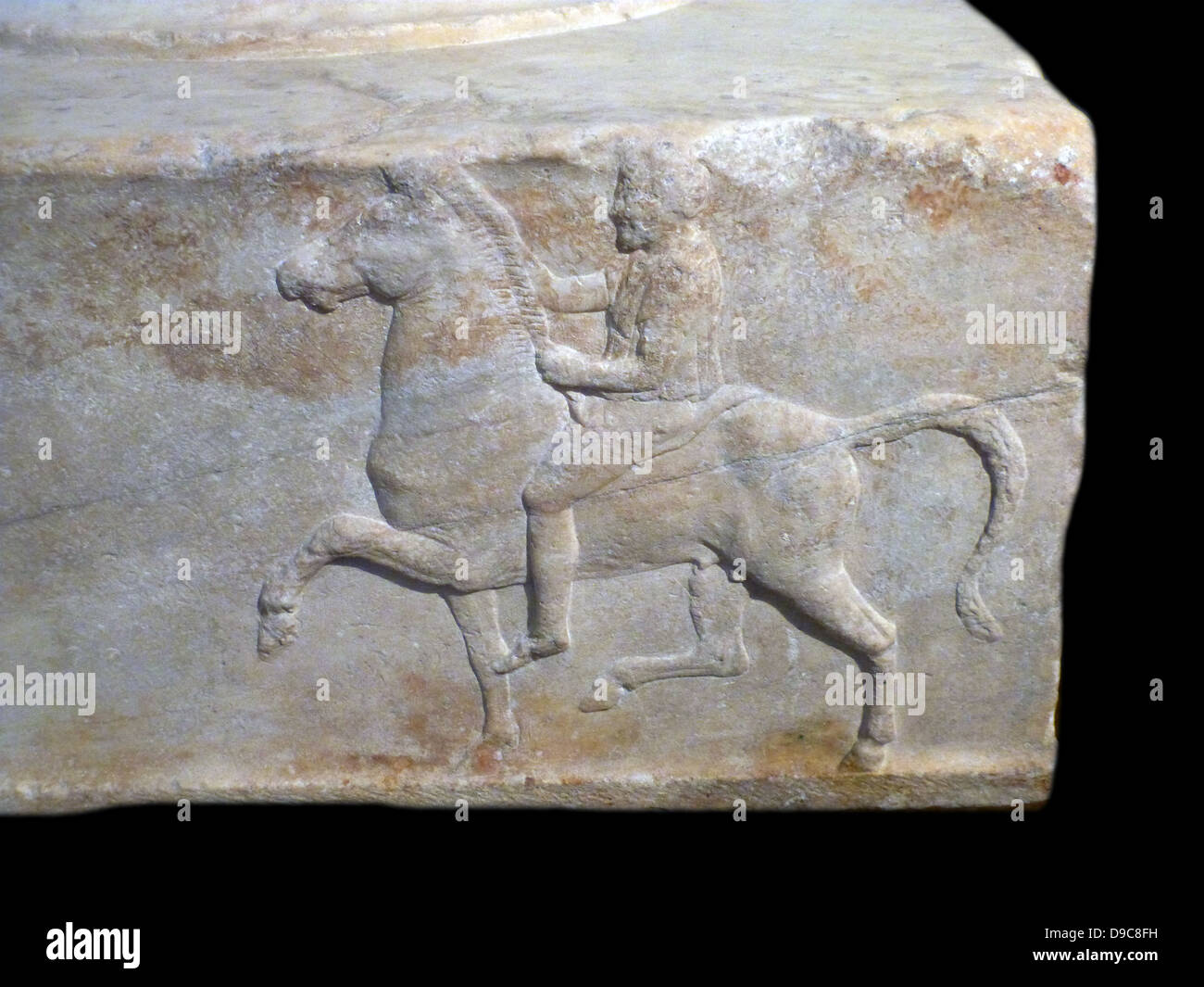 Base di una dedizione nel marmo. Riscontrato nell'agora ateniese. Base di una dedizione per le vittorie in simulazioni di combattimento di cavalleria contest. Tre lati di esso hanno rilievi raffiguranti un cavaliere in sella verso un treppiede. L'iscrizione sul quarto lato fornisce i nomi della vittoriosa dedicators e anche quello dello scultore Bryavis che ha scolpito il monumento. Essa avrà sostenuto un tripode in bronzo dedicato dai vincitori. Metà del IV secolo A.C. Foto Stock