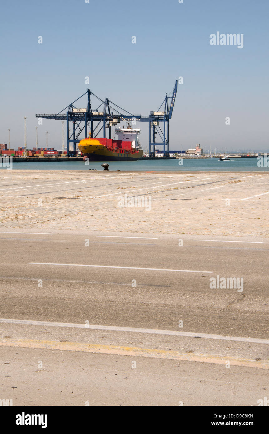 Nave container nel porto di Cadice essendo caricato con contenitori. Cadice, Andalusia, Spagna. Foto Stock