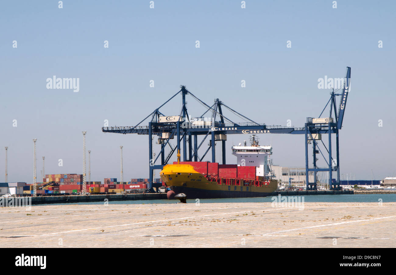 Nave container nel porto di Cadice essendo caricato con contenitori. Cadice, Andalusia, Spagna. Foto Stock