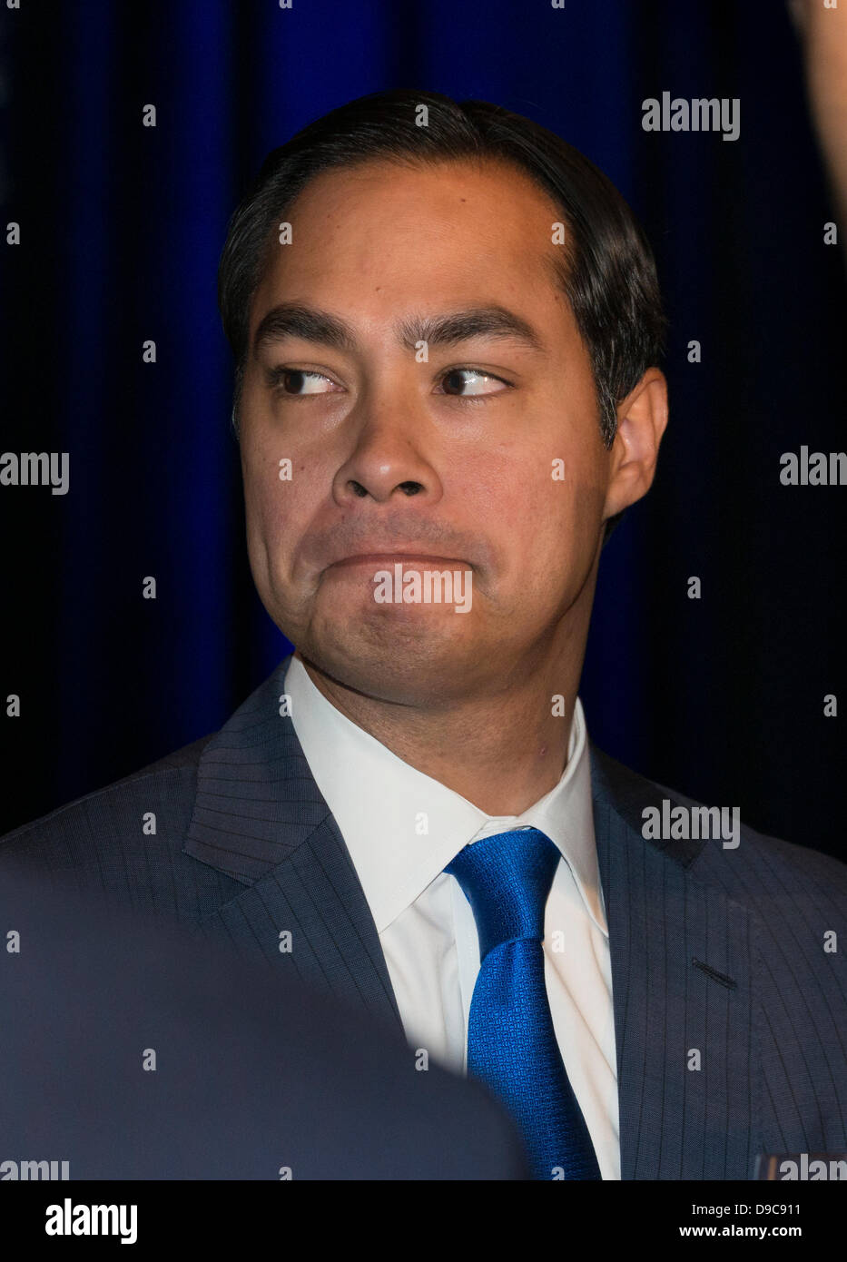 Giugno 15, 2013-Hollywood, Florida, Stati Uniti d'America. San Antonio Sindaco Julian indirizzi Castro Fla. democratici a 2013 fundraiser Jefferson-Jackson Gala. Con la speranza di riportare lo stato della Florida e rimuovete il governatore repubblicano Rick Scott, il senatore Bill Nelson, Sedia DNC Debbie Wasserman Shultz & Texas mayor Julian Castro hanno pronunciato interventi alla raccolta fondi. 1300 Frequentato evento, solleva $850.000. Rising Star democratico sindaco Julian Castro ha recentemente introdotto 11 anno-vecchio mariachi cantante Sebastian De La Cruz che ci ha cantato l inno nazionale a NBA San Antonio Spurs gioco, impostare off di un round di razza tweet. Foto Stock