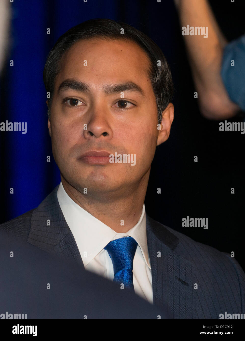 Giugno 15, 2013-Hollywood, Florida, Stati Uniti d'America. San Antonio Sindaco Julian indirizzi Castro Fla. democratici a 2013 fundraiser Jefferson-Jackson Gala. Con la speranza di riportare lo stato della Florida e rimuovete il governatore repubblicano Rick Scott, il senatore Bill Nelson, Sedia DNC Debbie Wasserman Shultz & Texas mayor Julian Castro hanno pronunciato interventi alla raccolta fondi. 1300 Frequentato evento, solleva $850.000. Rising Star democratico sindaco Julian Castro ha recentemente introdotto 11 anno-vecchio mariachi cantante Sebastian De La Cruz che ci ha cantato l inno nazionale a NBA San Antonio Spurs gioco, impostare off di un round di razza tweet. Foto Stock