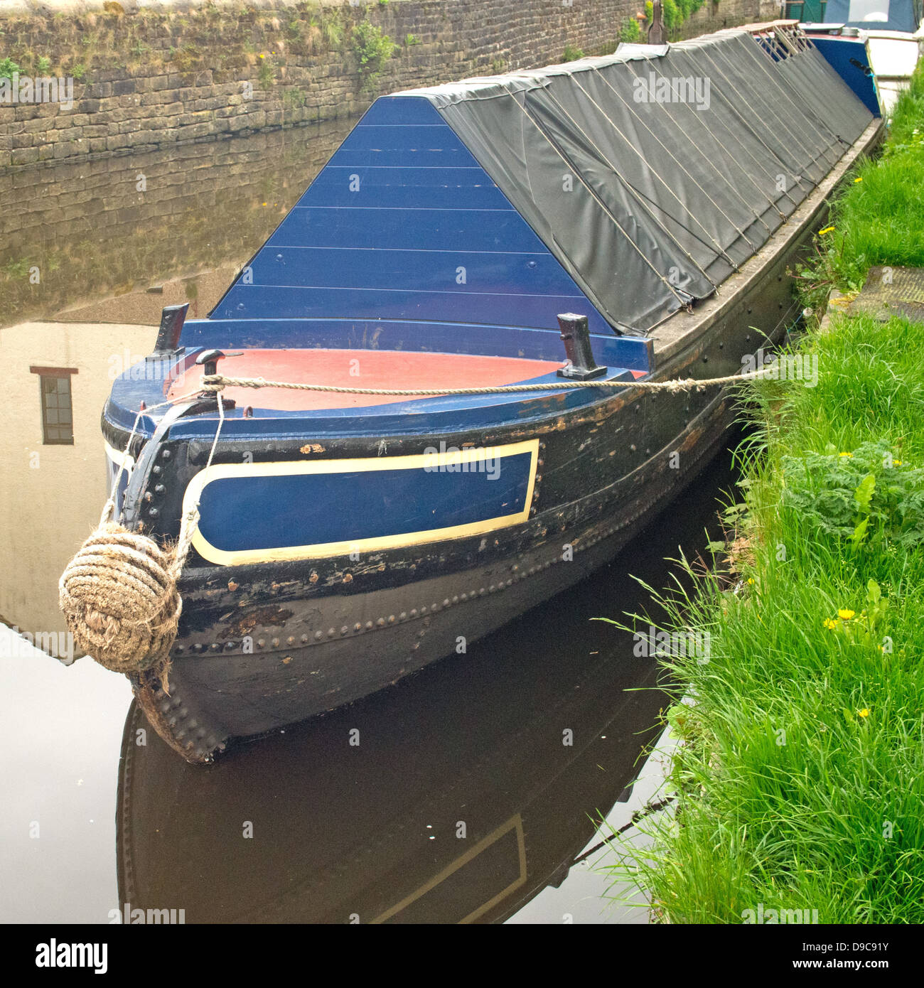 Prua di una narrowboat o inclus, sul Leeds Liverpool canal, originariamente utilizzato per trasportare un carico. Si vede qui ormeggiate. Foto Stock