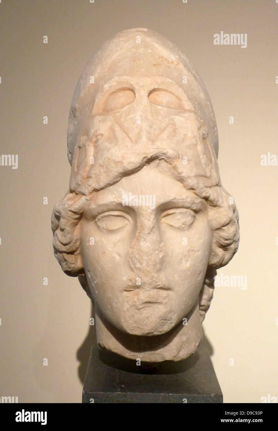 Testa di Athena realizzato in marmo. Trovato in Stoa di Attalos, Atene. La dea indossa il casco corinzio con guancia sollevata pezzi adornata con ram di sfiato di testa. Questo appartiene alla Athena Giustiniani tipo ed è una copia fatta nel II secolo a.c. di un originale risalente al 400-390 A.C. Foto Stock