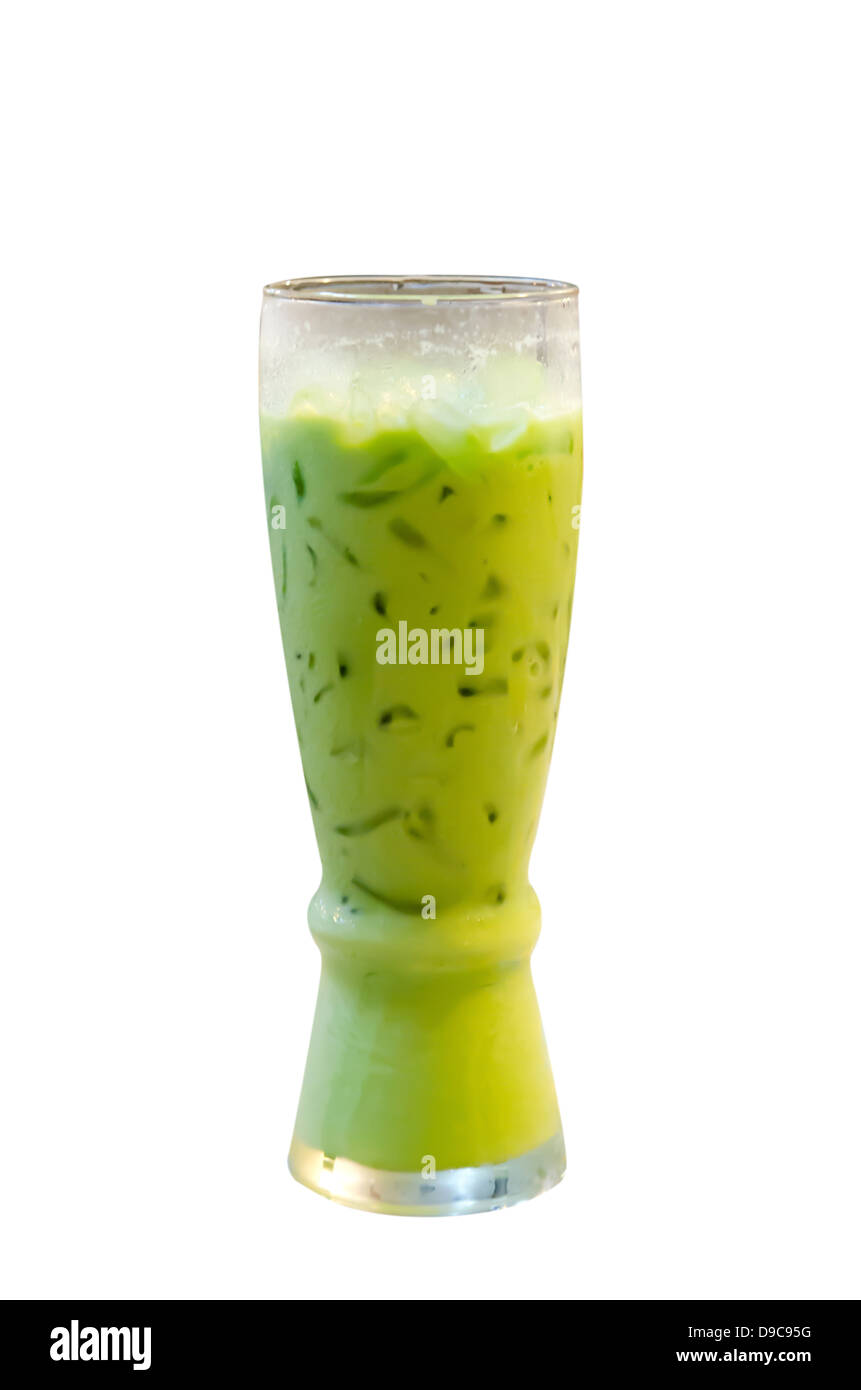Latte ghiacciato tè verde su sfondo bianco Foto Stock