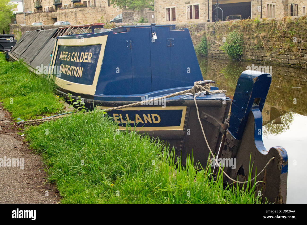 Chiudere il timone e la poppa di una ormeggiate imbarcazioni strette, legato sul Leeds Liverpool canal a Skipton. Questa è una chiatta di lavoro Foto Stock