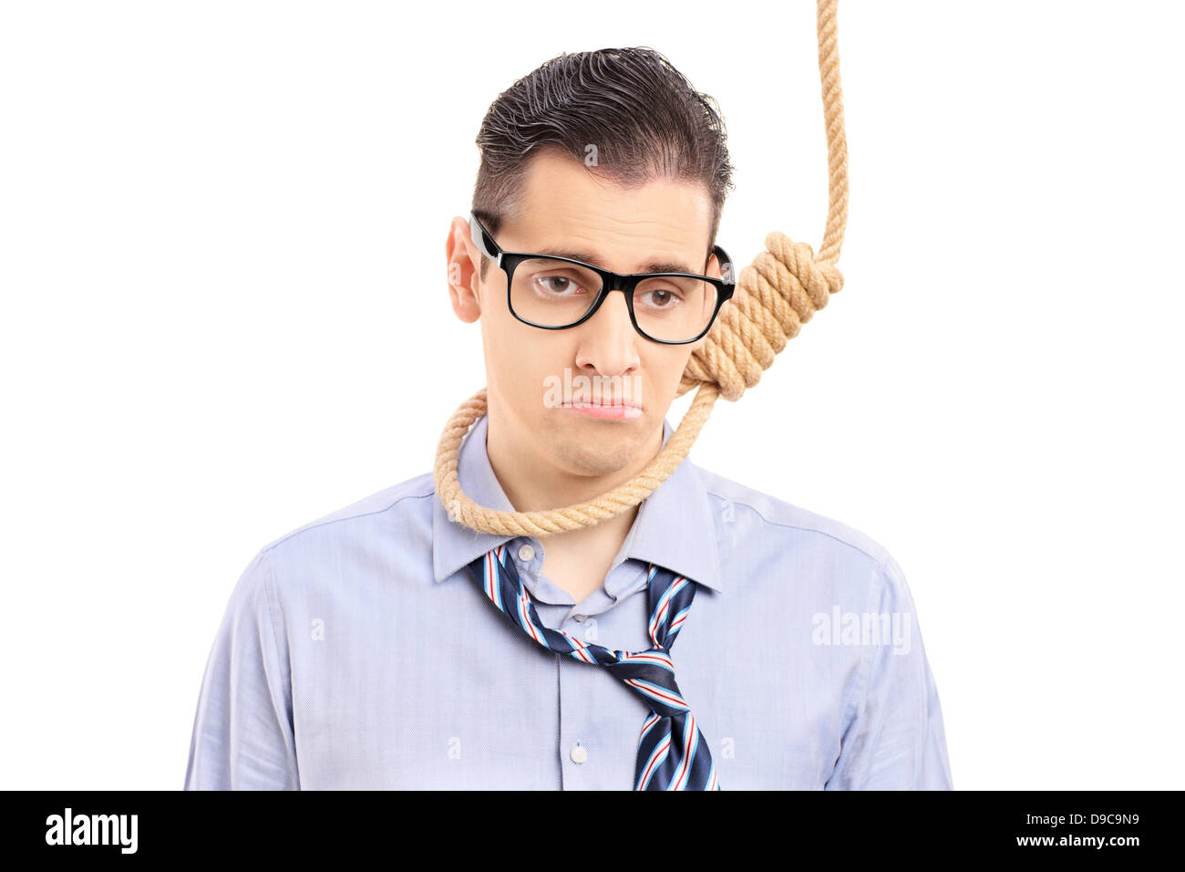 Premuto l uomo eseguendo un suicidio con una corda, isolato su sfondo bianco Foto Stock