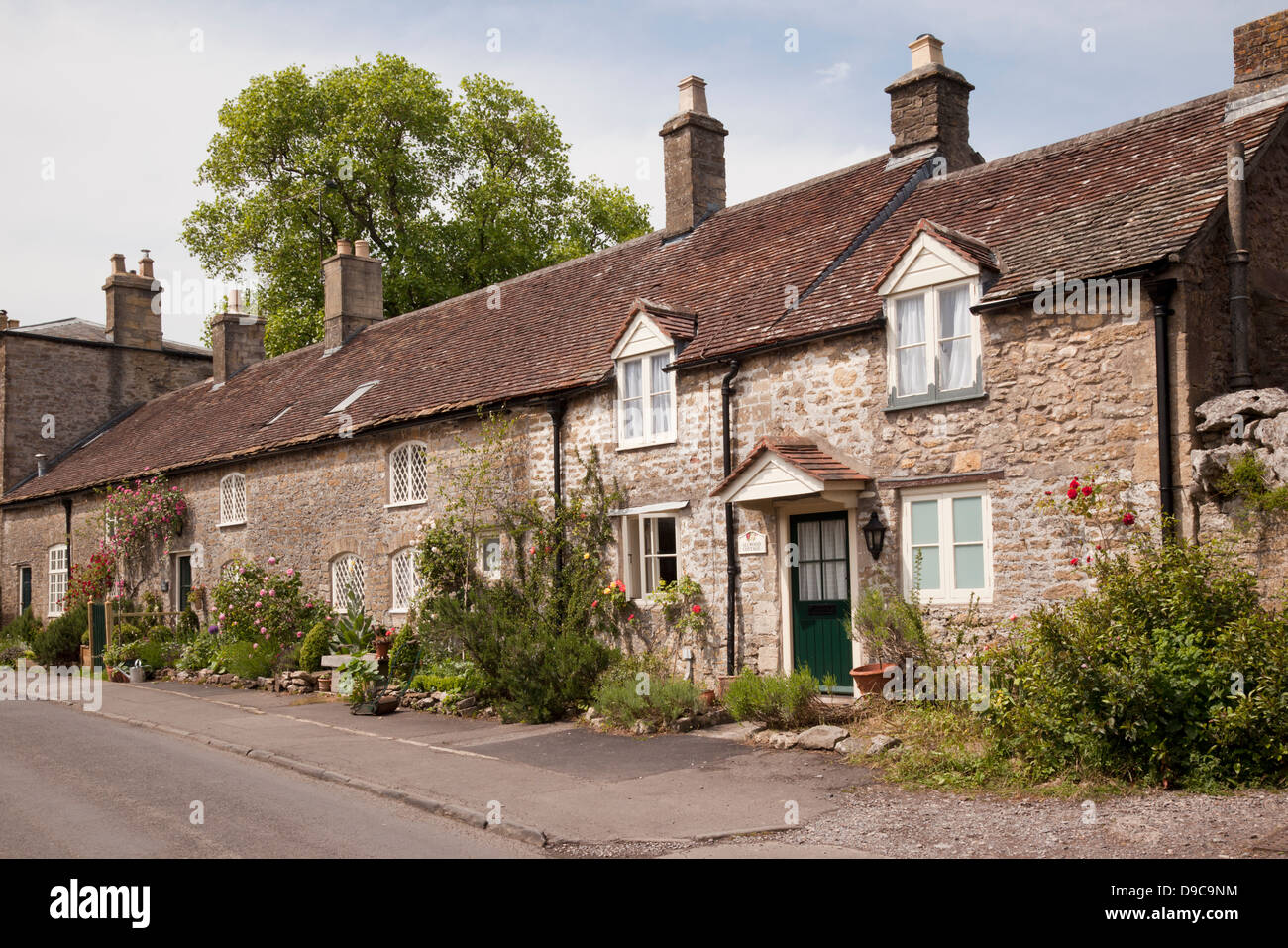 Fila di case a schiera in pietra nel villaggio di Mells, Someret, Inghilterra, Regno Unito Foto Stock