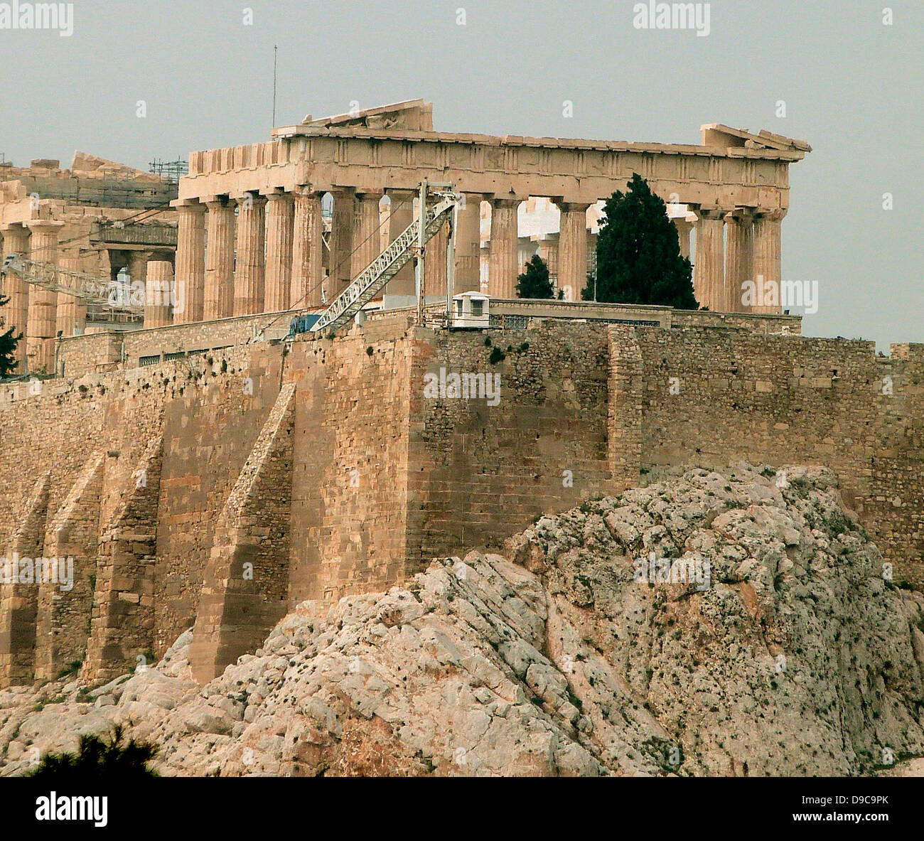 L'Acropoli di Atene è un antica cittadella situata su un alto sperone roccioso sopra la città di Atene e contenente i resti di numerosi edifici antichi di grande architettura e significato storico, il più celebre è il Partenone. Foto Stock