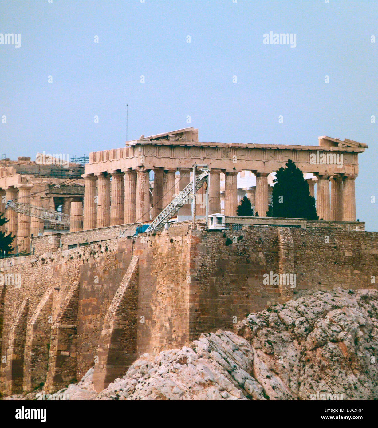 L'Acropoli di Atene è un antica cittadella situata su un alto sperone roccioso sopra la città di Atene e contenente i resti di numerosi edifici antichi di grande architettura e significato storico, il più celebre è il Partenone. Foto Stock