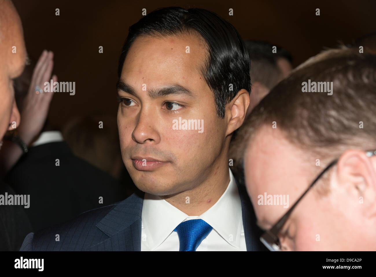 Giugno 15, 2013-Hollywood, Florida, Stati Uniti d'America. San Antonio Sindaco Julian indirizzi Castro Fla. democratici a 2013 fundraiser Jefferson-Jackson Gala. Con la speranza di riportare lo stato della Florida e rimuovete il governatore repubblicano Rick Scott, il senatore Bill Nelson, Sedia DNC Debbie Wasserman Shultz & Texas mayor Julian Castro hanno pronunciato interventi alla raccolta fondi. 1300 Frequentato evento, solleva $850.000. Rising Star democratico sindaco Julian Castro ha recentemente introdotto 11 anno-vecchio mariachi cantante Sebastian De La Cruz che ci ha cantato l inno nazionale a NBA San Antonio Spurs gioco, impostare off di un round di razza tweet. Foto Stock