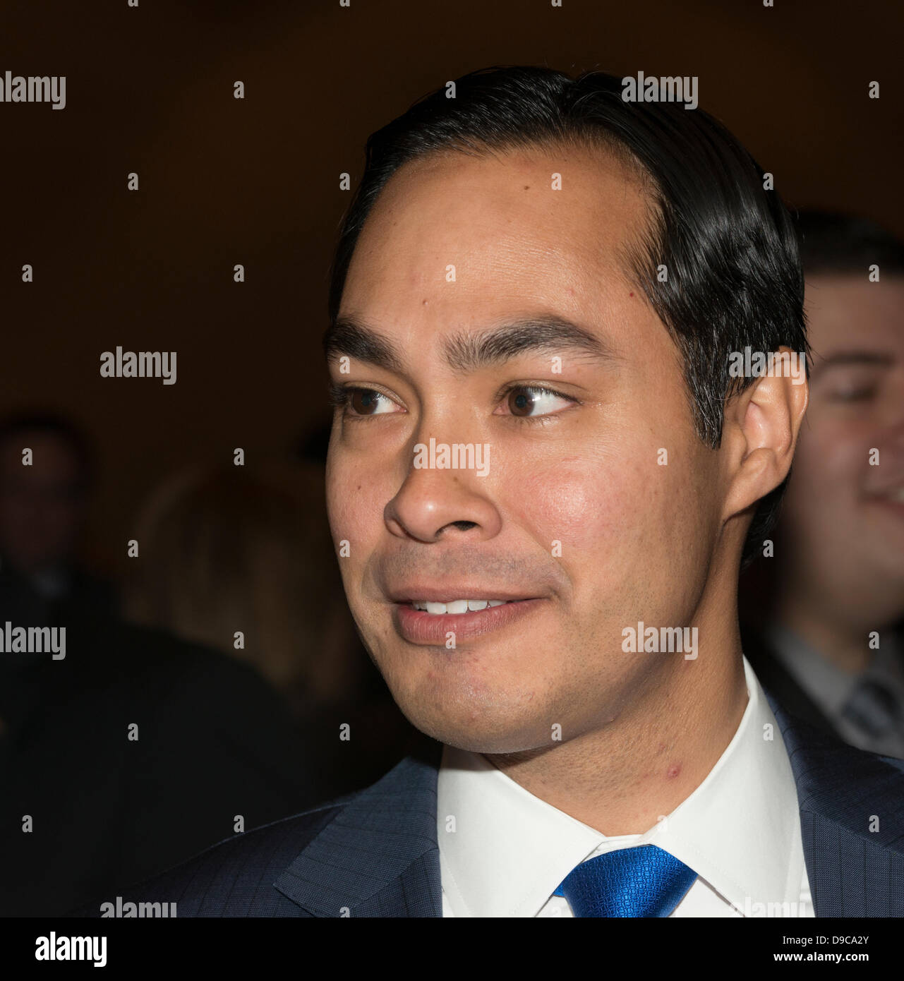 Giugno 15, 2013-Hollywood, Florida, Stati Uniti d'America. San Antonio Sindaco Julian indirizzi Castro Fla. democratici a 2013 fundraiser Jefferson-Jackson Gala. Con la speranza di riportare lo stato della Florida e rimuovete il governatore repubblicano Rick Scott, il senatore Bill Nelson, Sedia DNC Debbie Wasserman Shultz & Texas mayor Julian Castro hanno pronunciato interventi alla raccolta fondi. 1300 Frequentato evento, solleva $850.000. Rising Star democratico sindaco Julian Castro ha recentemente introdotto 11 anno-vecchio mariachi cantante Sebastian De La Cruz che ci ha cantato l inno nazionale a NBA San Antonio Spurs gioco, impostare off di un round di razza tweet. Foto Stock