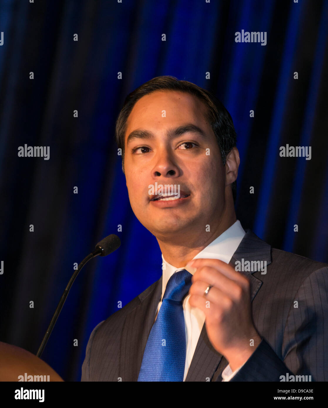 Candidato Democratic Julian Castro è stato xvi Stati Uniti Segretario di Albergare e Sviluppo Urbano sotto il Presidente Barack Obama da 2014 a 2017. Foto Stock